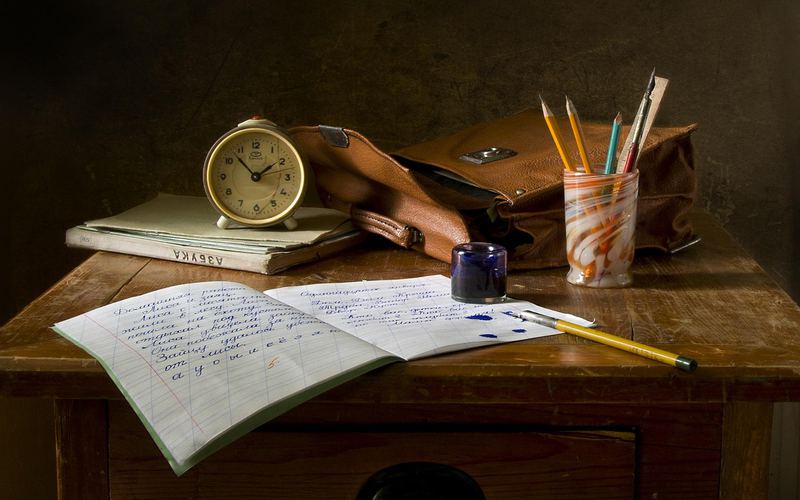 時計とノートが置かれた夕方の勉強机