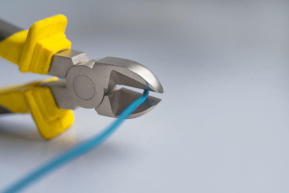 ケーブルを切る電工ペンチ