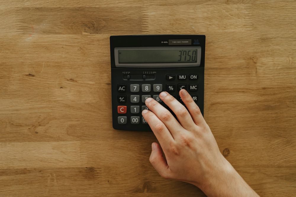 電卓を操作する手元