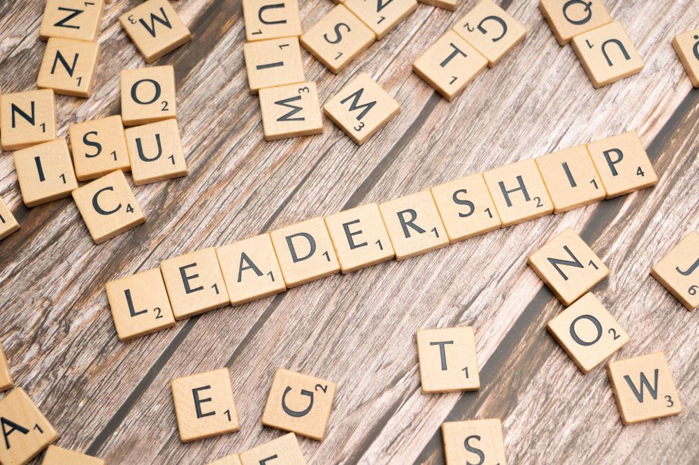 LEADERSHIPの文字を並べた木片