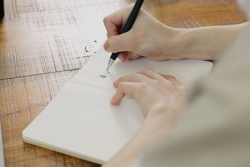 ノートに書き込む手